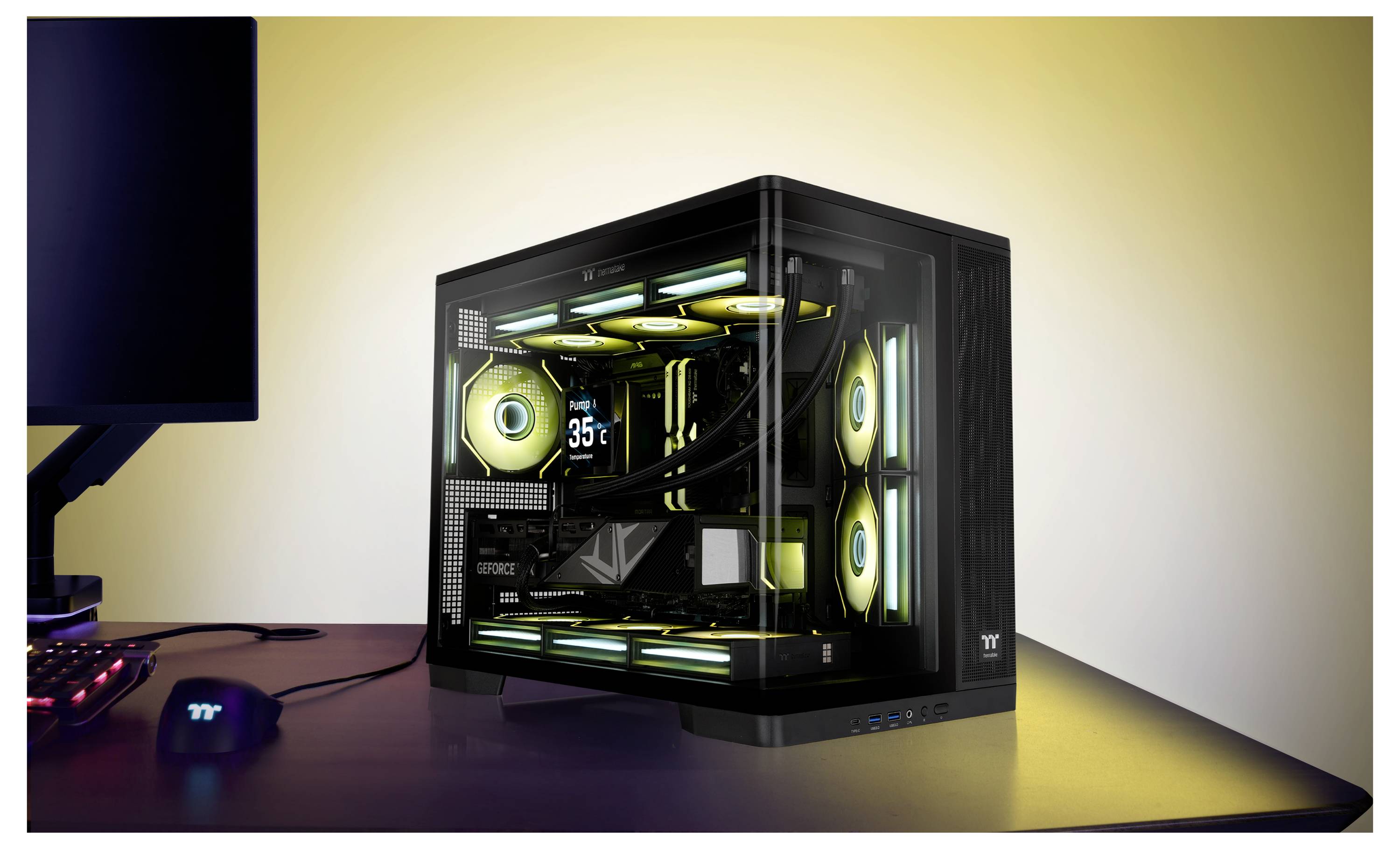 Custom-Desktop-PC-Tower mit transparentem Seitenpaneel und leuchtenden RGB-Kühlungsventilatoren neben einem Monitor und einer Tastatur auf einem Schreibtisch.