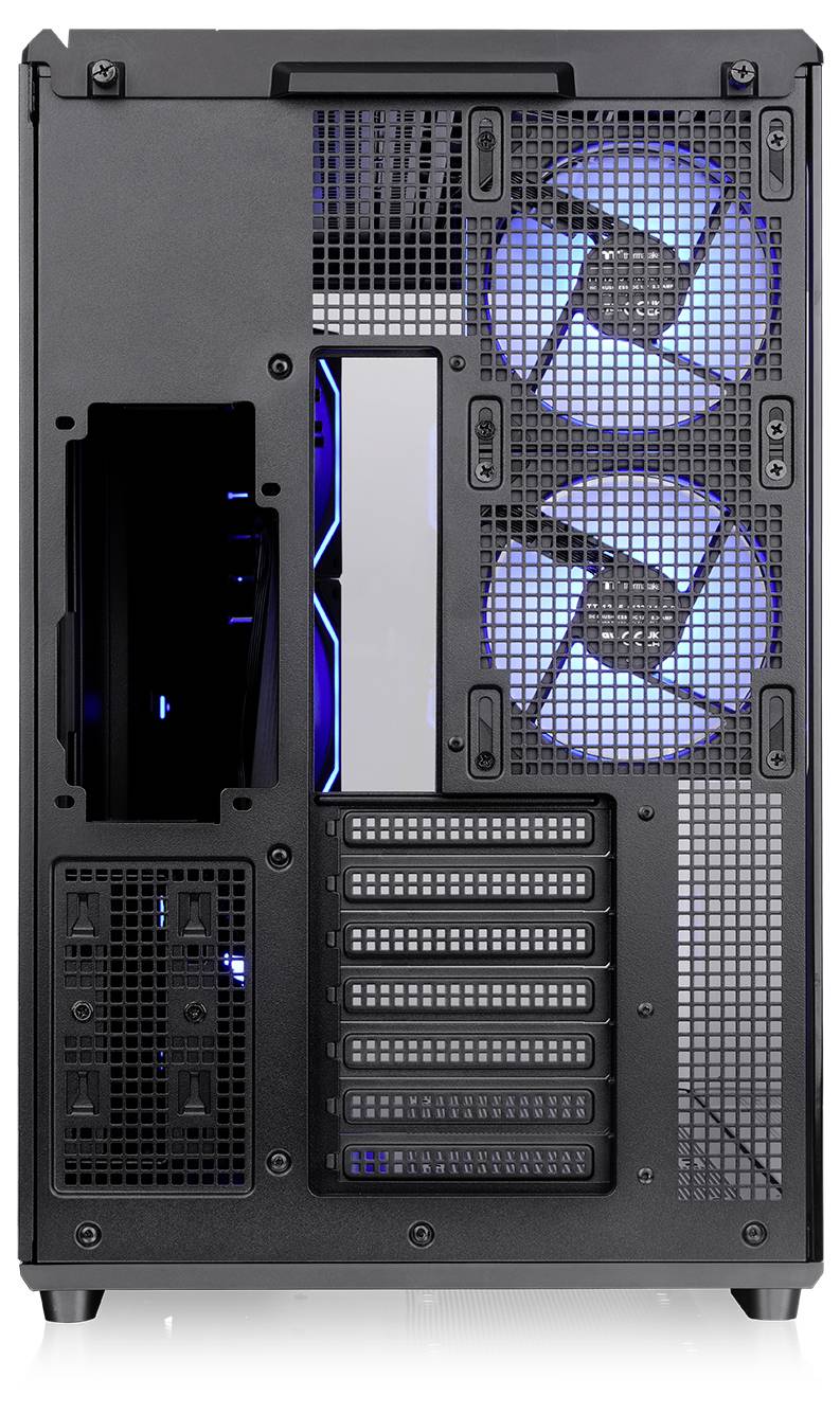 Rückansicht eines schwarzen Desktop-PC-Gehäuses mit Belüftungsgittern, blau beleuchteten Doppellüftern, Erweiterungssteckplätzen und hinterer Ein-/Ausgabeschnittstelle.