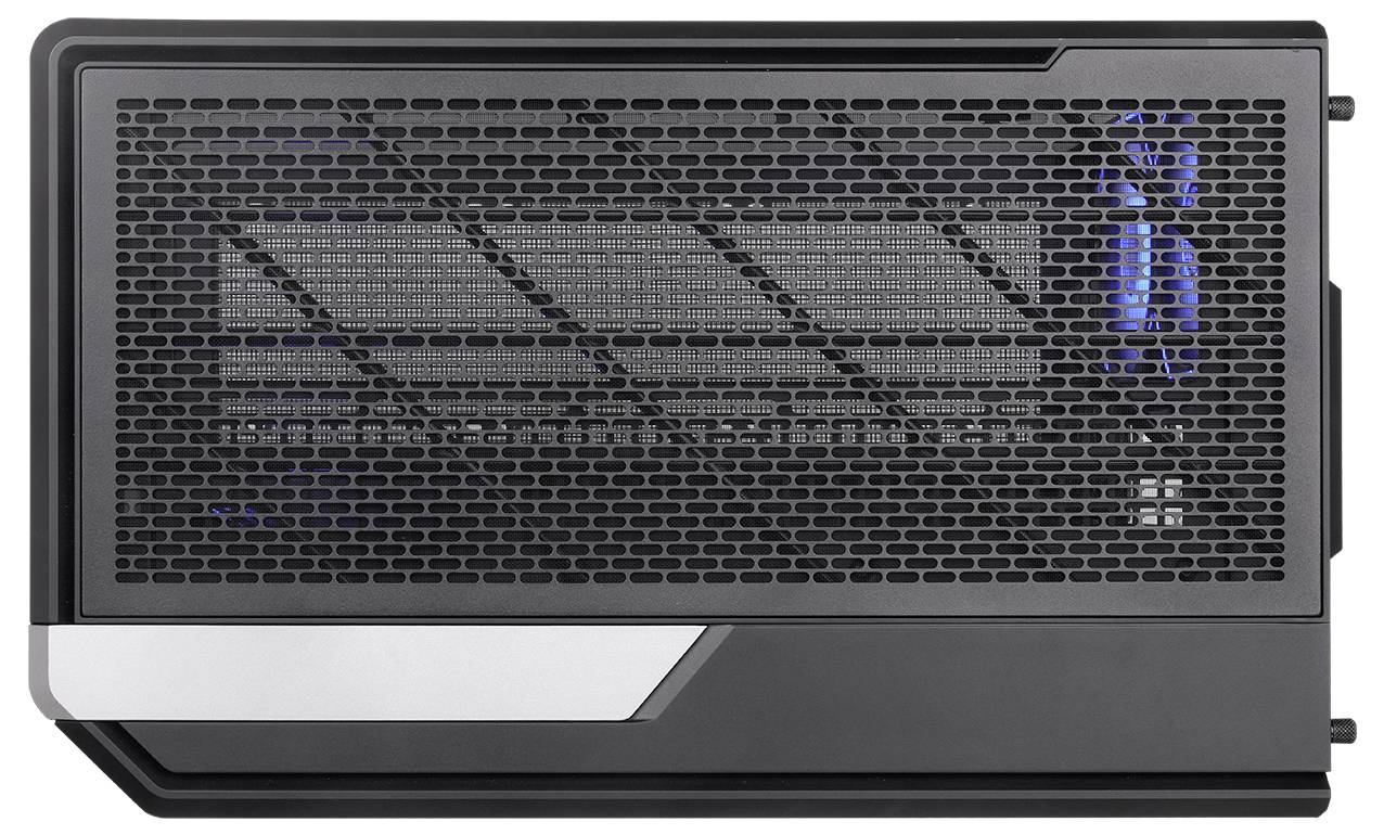 Seitenansicht eines schwarzen und silbernen Desktop-PC-Gehäuses mit einem Mesh-Frontpanel und blau beleuchteten internen Lüftern, die hinter dem Gitter sichtbar sind.
