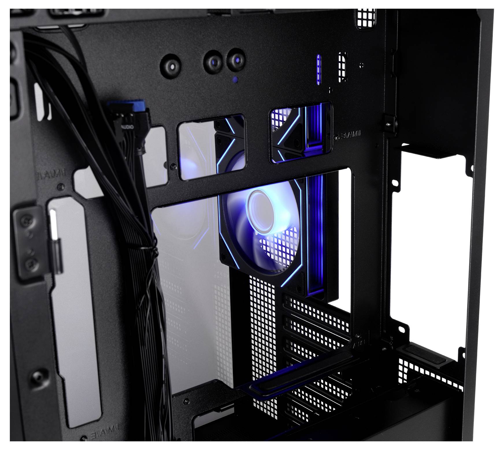 Inneres eines Desktop-PC-Gehäuses mit einem blau beleuchteten CPU-Lüfter, Mainboard-Ausschnitten und Kabelführung auf der linken Seite.
