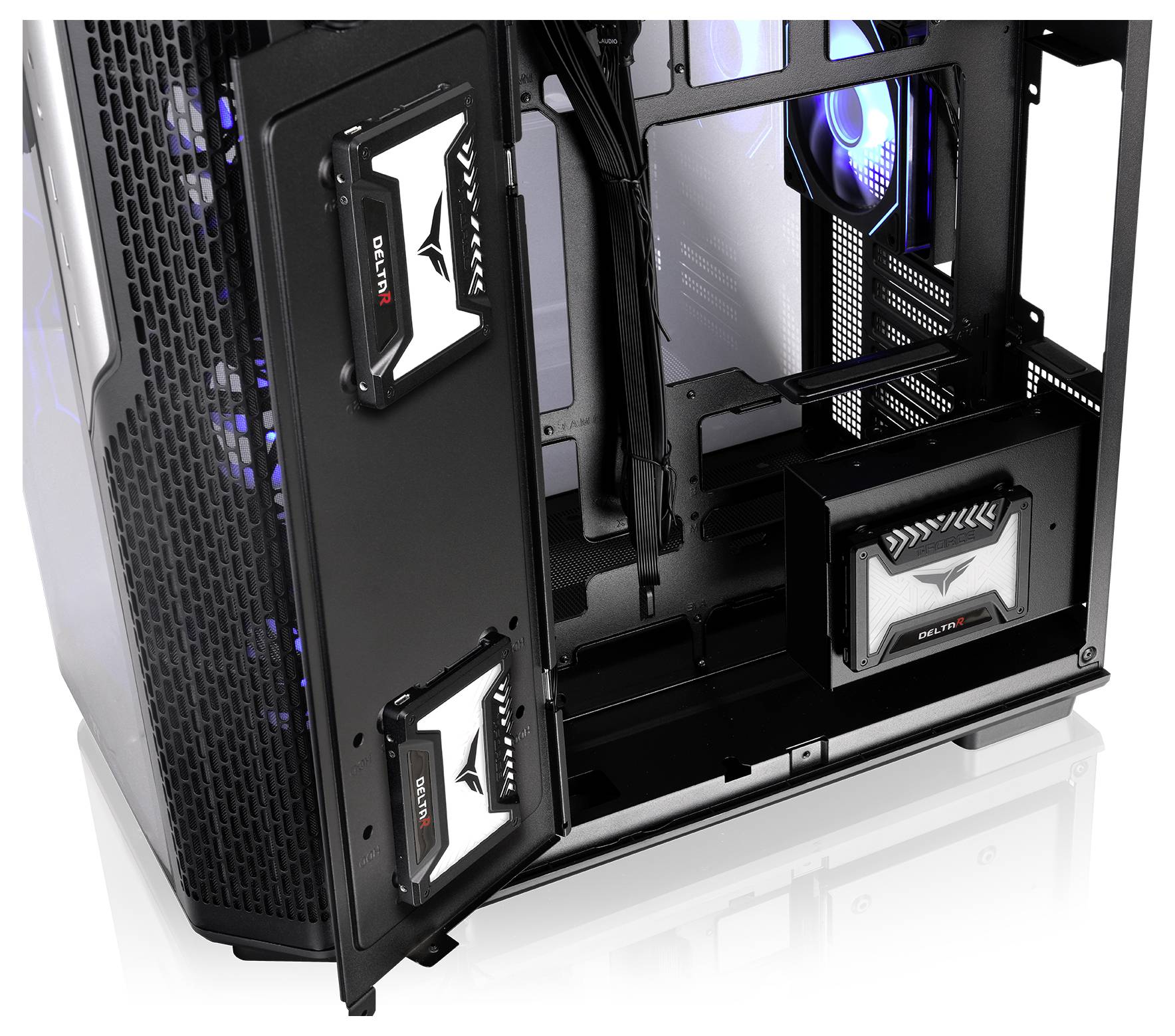 Offener Desktop-Computer-Gehäuse mit drei installierten Kühlventilatoren und sichtbaren schwarzen Hardware-Komponenten im Inneren.