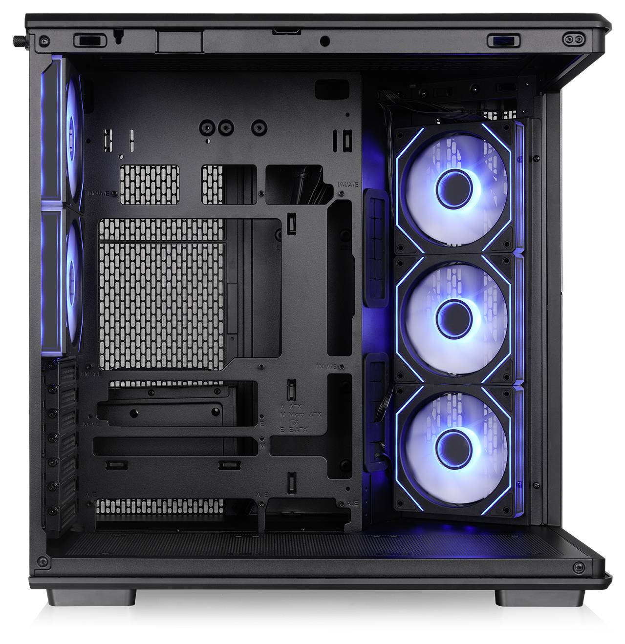 Leeres PC-Gehäuse-Inneres mit drei blau beleuchteten vorderen Lüftern und schwarzem Motherboard-Tablett, Seitenansicht.