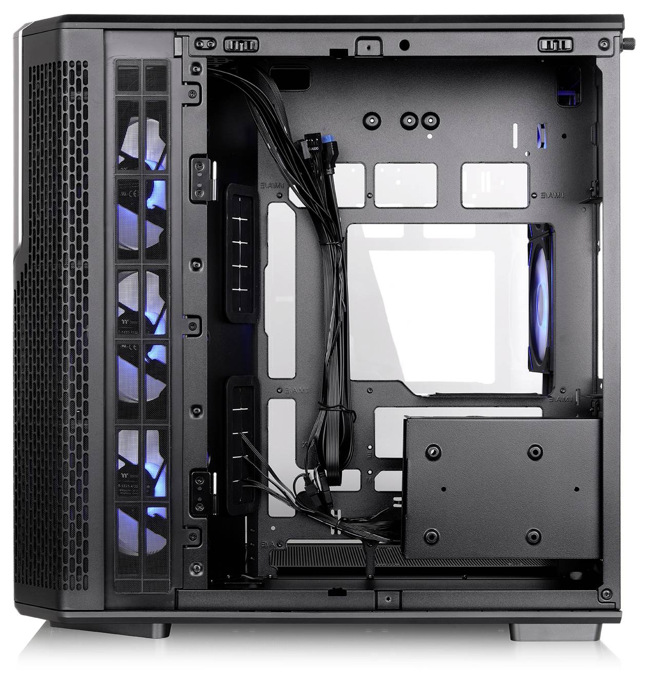 Offenes Desktop-PC-Gehäuse mit Innenausstattung mit vorinstallierten Lüftern und Kabelführung, zeigt Motherboard-Schachtausschnitte und Laufwerksschachtbereich.