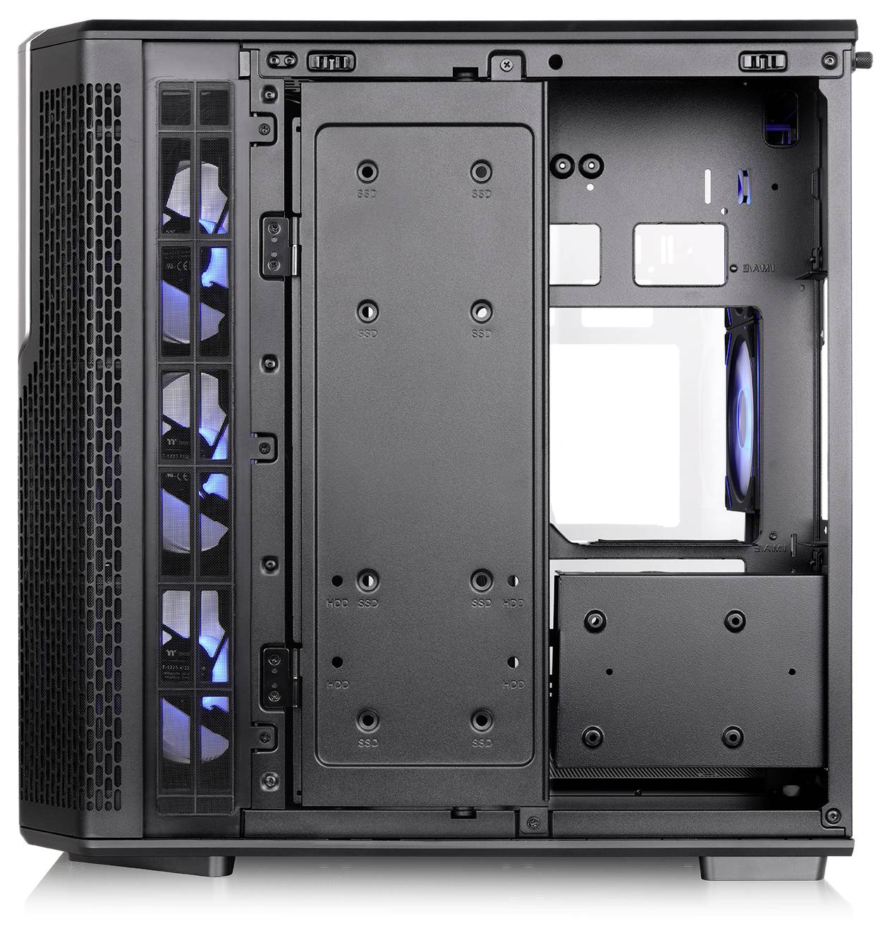Offenes Computergehäuse mit Innenraumaufteilung, blau beleuchtete Lüfter an der Front, Motherboard-Träger und Laufwerksmounts.