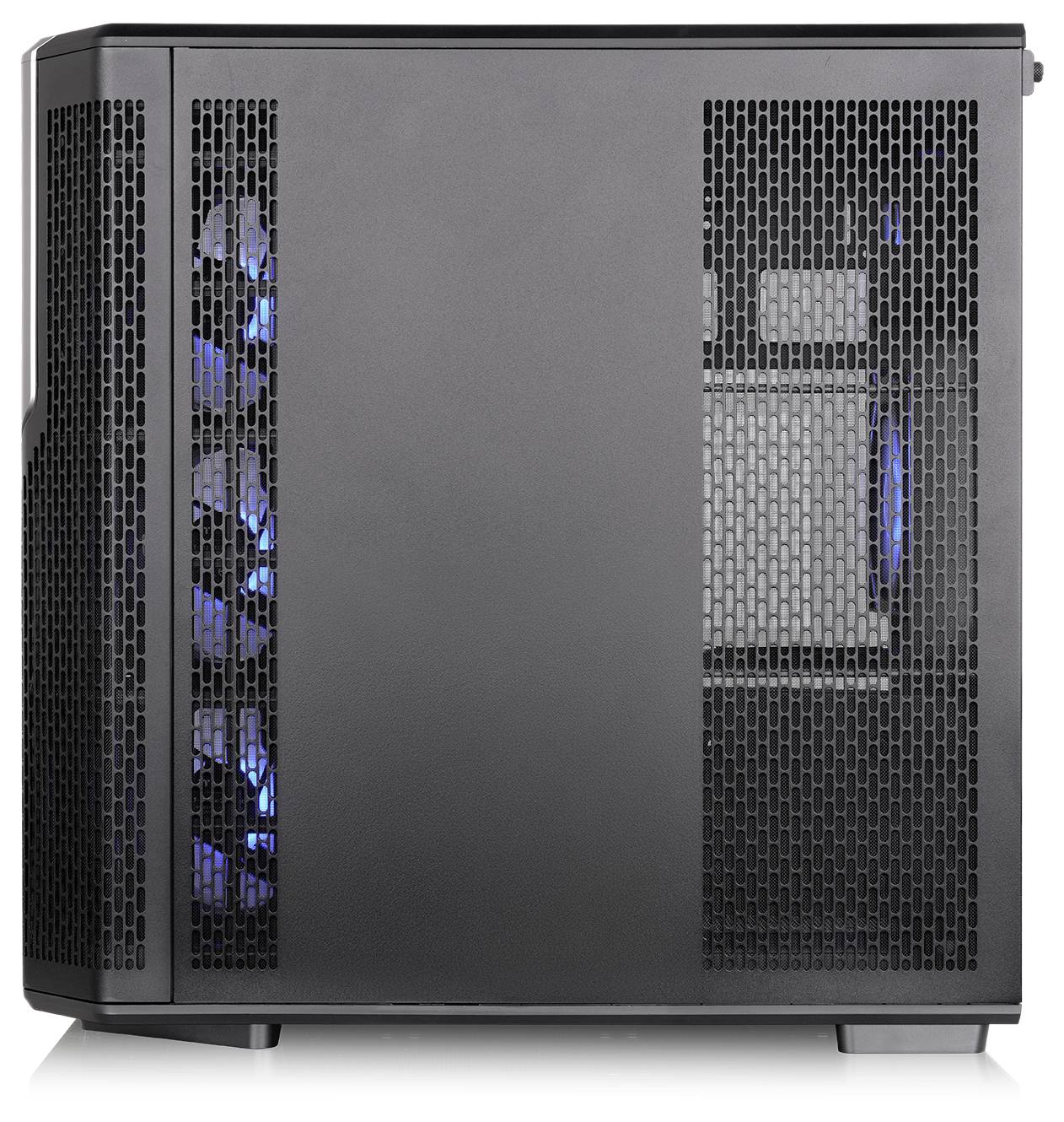 Schwarzer Desktop-Computer-Tower mit Mesh-Front- und Seitenpaneelen, die blaue LED-beleuchtete interne Lüfter durch die Lüftungsöffnungen zeigen.