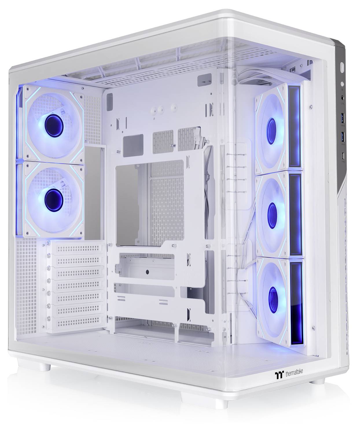 Weiß-schwarzes PC-Gehäuse mit transparentem Seitenpanel und mehreren blau beleuchteten Kühlventilatoren im Inneren.