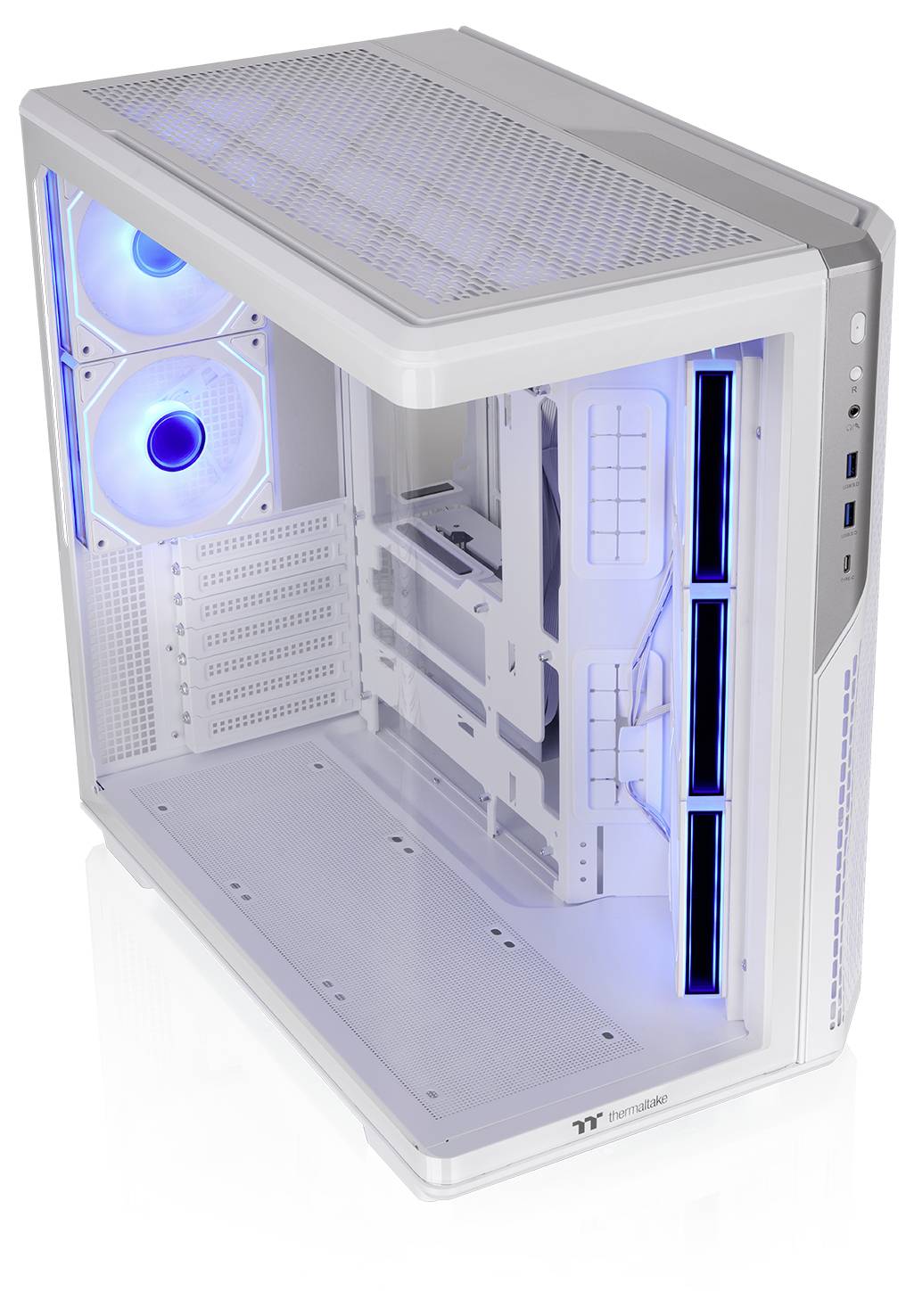 Weißes PC-Gehäuse mit entferntem Seitenpanel, das interne Komponenten, blau beleuchtete Lüfter und leere Laufwerkschächte zeigt.