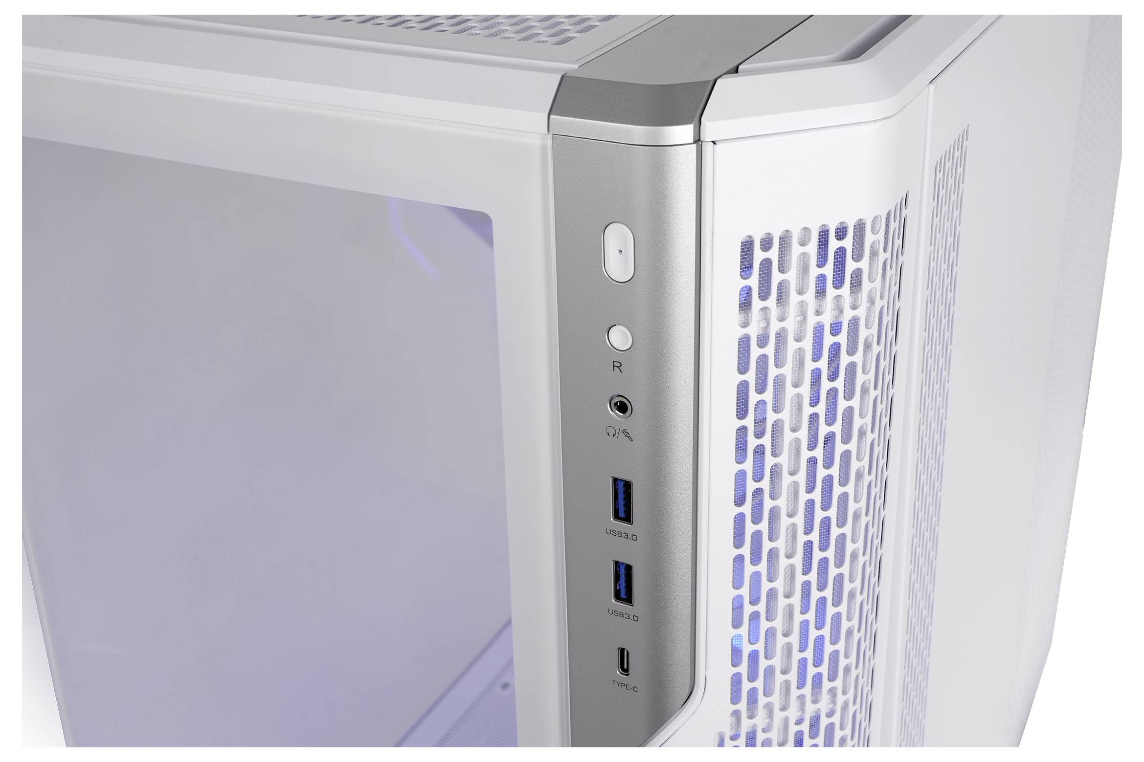 Nahaufnahme der Frontplatte eines silbernen Desktop-Computer-Towers mit Ein-/Ausschalter und Reset-Taste, Kopfhörerbuchse, USB-Anschlüssen und einem leuchtenden Mesh-Lüftungsschlitz an der Seite.
