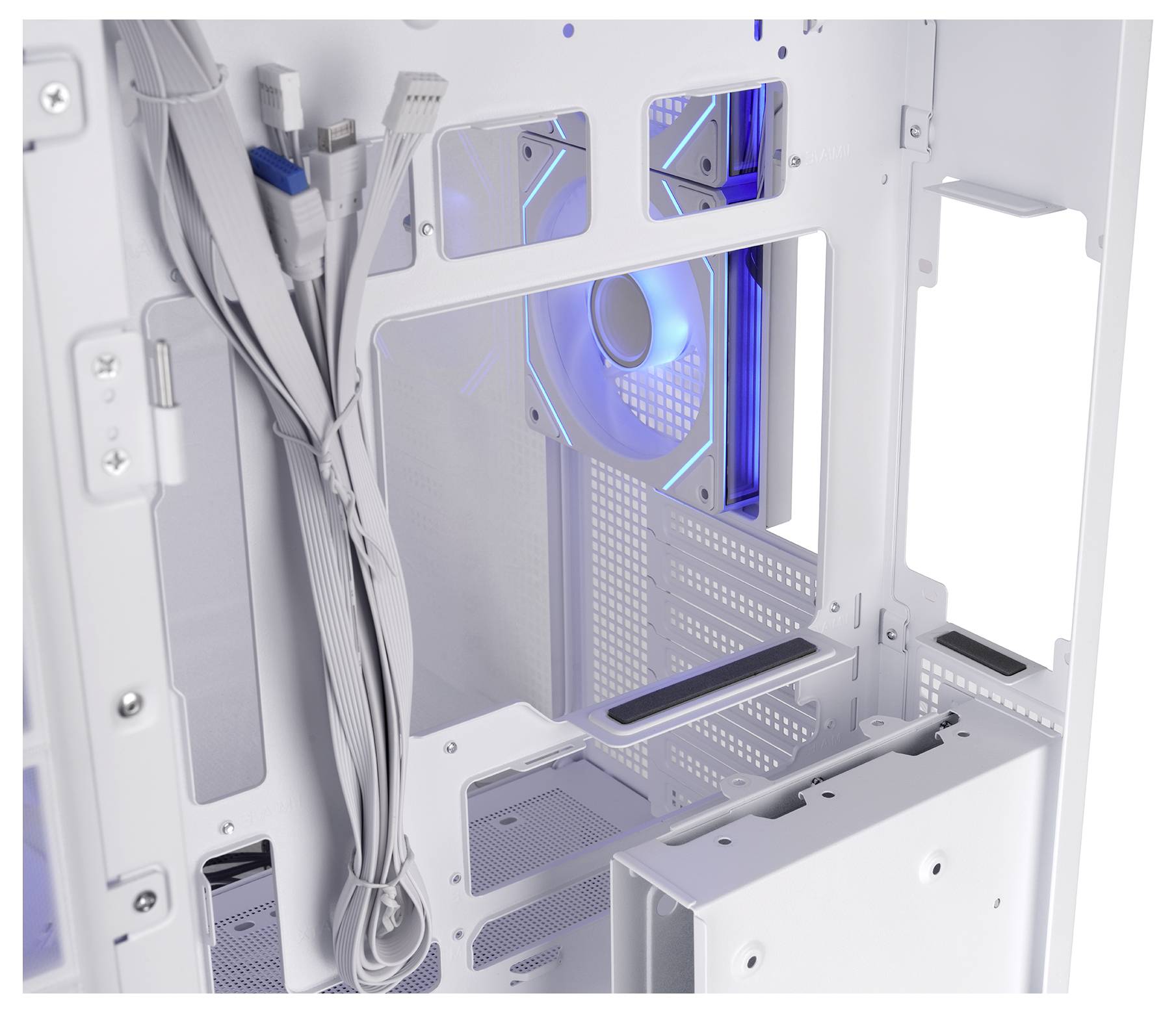 Inneres eines weißen Computergehäuses mit Kabelstrang, Laufwerk-Schächten und einem blau beleuchteten Kühlgebläse, das durch die Öffnung des Seitenpanels sichtbar ist.