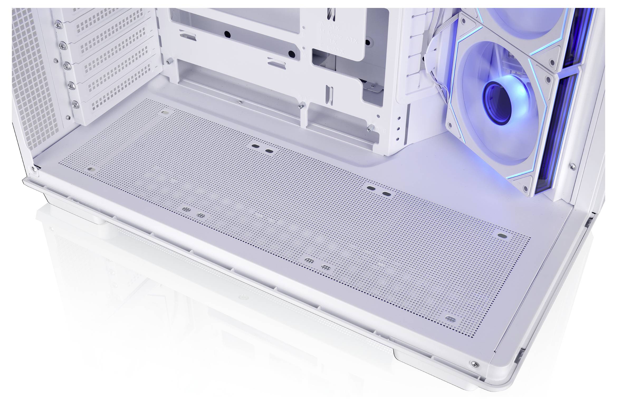 Offenes weißes Desktop-PC-Gehäuse mit leerem Innenraum, Motherboard-Schacht, Mesh-Netzteil-Schrumpfabdeckung und blau beleuchteter hinterer Kühlventilator.