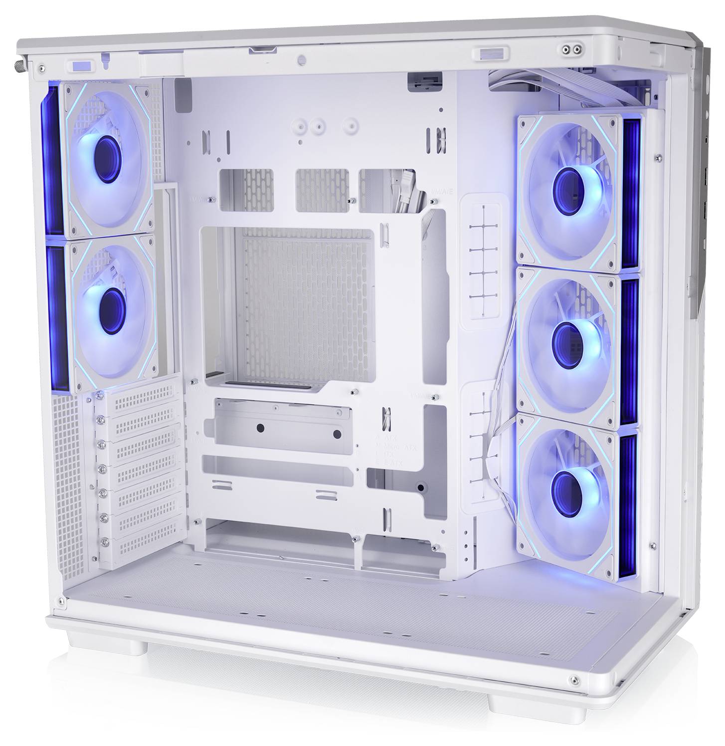 Offenes weißes PC-Gehäuse-Inneres mit sechs blauen LED-Lüftern, zeigt leeres Motherboard, Laufwerk und Kabelmanagement-Montagepunkte.
