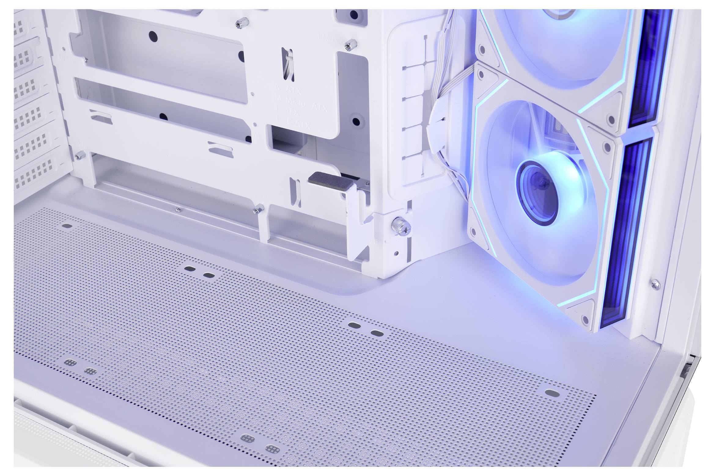 Inneres eines weißen Desktop-PC-Gehäuses mit blau beleuchteten Kühlventilatoren und perforierten Montagepanelen, das das leere Gehäuselayout zeigt.