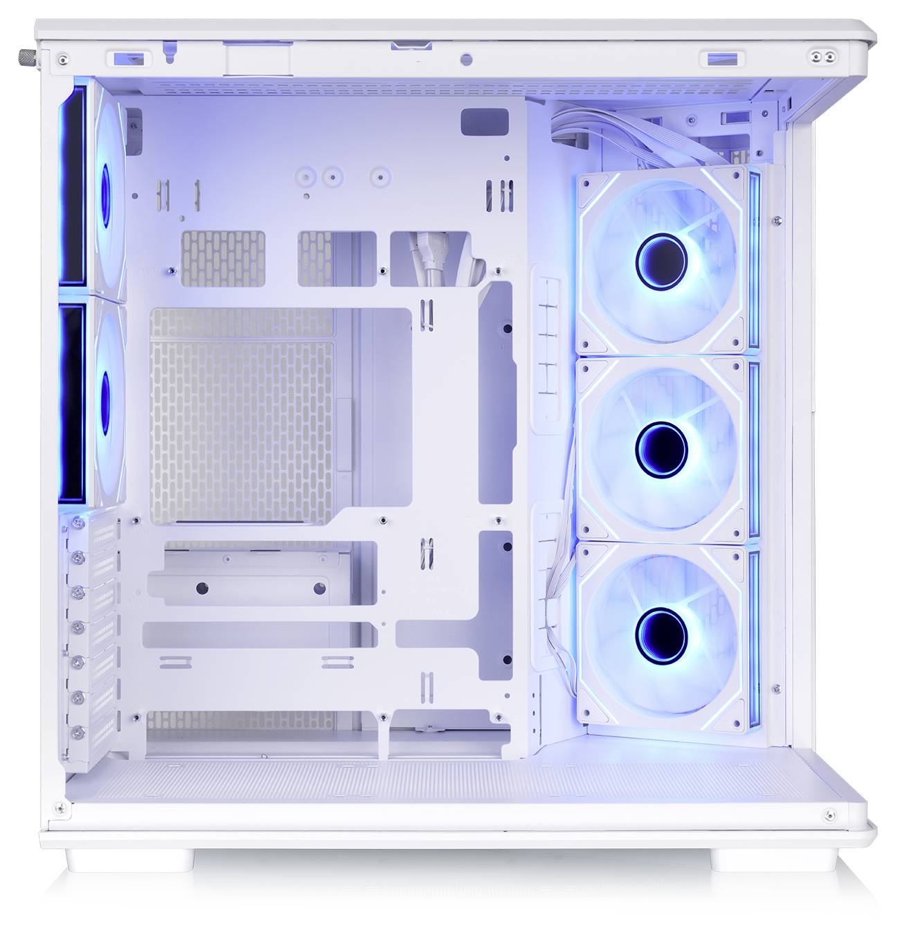 Leeres weißes PC-Gehäuse-Inneres mit drei blau beleuchteten vorderen Lüftern und sichtbarem Kabelmanagement, von der Seite dargestellt.