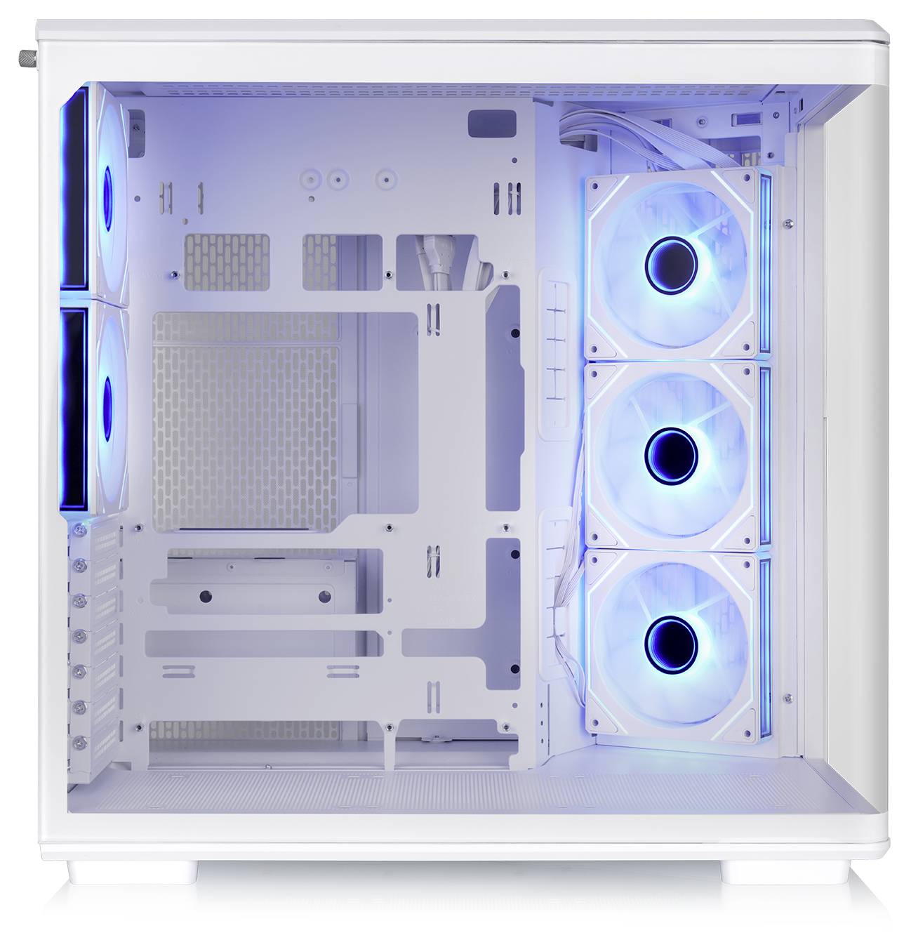 Weißes Computergehäuse-Inneres mit drei bleuchtenden Frontlüftern und Seitenlüfter; leeres Motherboard-Fach und sichtbare Kabelführungsausschnitte