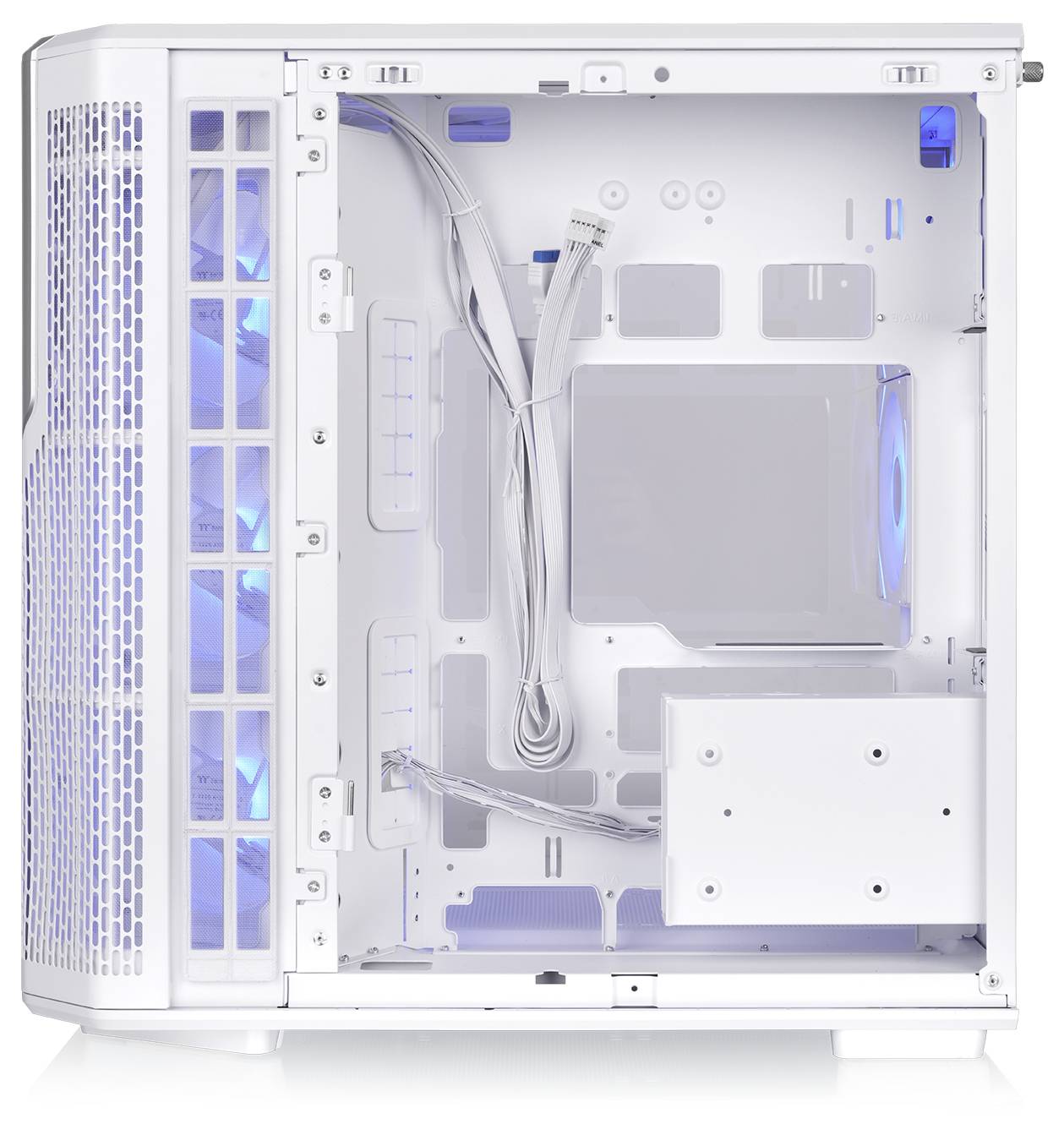 Offener weißer Desktop-PC-Gehäuse-Innenraum mit blau beleuchteten vorderen Lüftern, Kabelmanagement und sichtbaren Befestigungshaltern, das ein leeres Chassis zeigt.