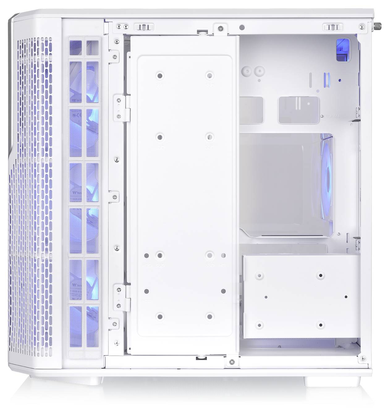 Offenes weißes Computergehäuse von der Seite gezeigt, mit blaubeleuchteten vorderen Einlasslüftern und sichtbaren leeren internen Laufwerks- und Komponentenhalterungen.