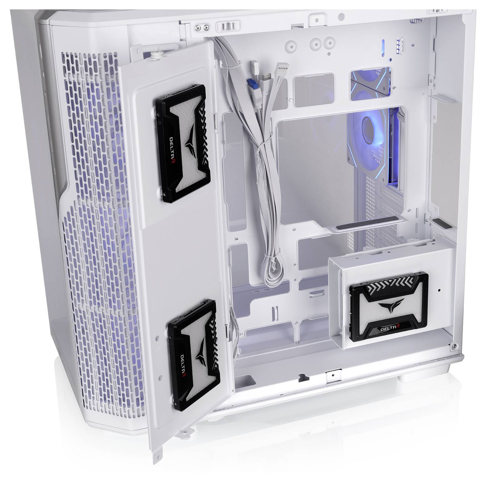 Offenes weißes PC-Gehäuse mit Seitenpaneel aus gehärtetem Glas, das im Inneren installierte Kühlventilatoren, Kabelführung und Laufwerkhalterungen zeigt.