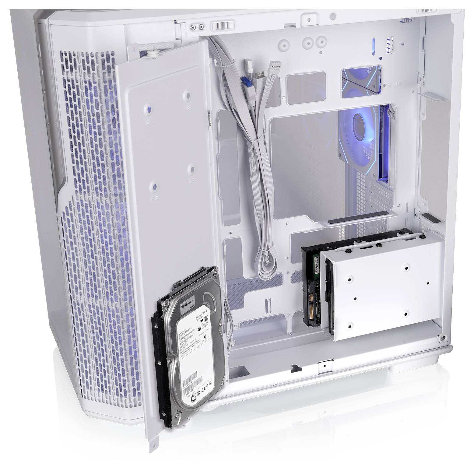 Offenes weißes Desktop-Computer-Gehäuse mit sichtbaren internen Komponenten, einer an der Vorderseite montierten Festplatte und einem blau beleuchteten Kühlventilator auf der rechten Seite.