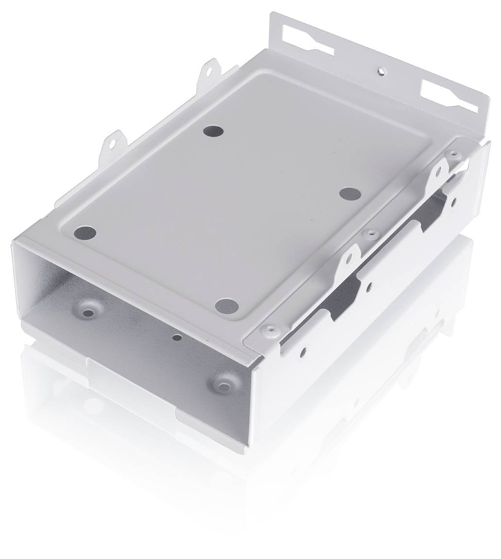 Silbergraues Metallgehäuse für Elektronik mit Befestigungslaschen und Schraubenlöchern, isoliert auf weißem Hintergrund dargestellt.