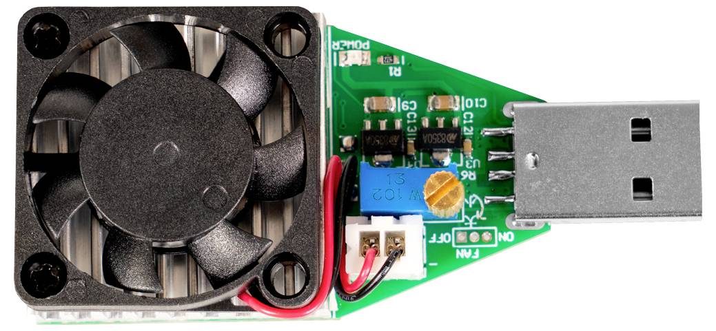 Kleines USB-Gerät mit eingebautem Kühlventilator auf einer grünen Leiterplatte, das einen USB-A-Stecker und verbundene Stromkabel zeigt.