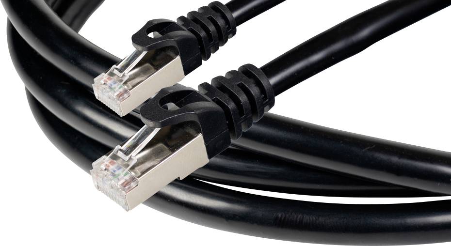 Zwei schwarze Ethernet-Kabel mit RJ45-Steckern, aufgewickelt auf weißem Hintergrund dargestellt.