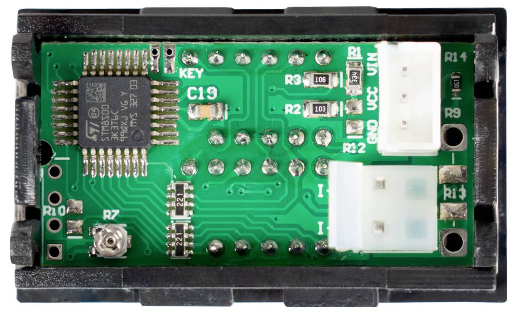 Nahaufnahme einer elektronischen Leiterplatte in einem schwarzen Kunststoffgehäuse, die einen Mikroprozessor, Widerstände, Lötpunkte und zwei weiße Stecker zeigt.