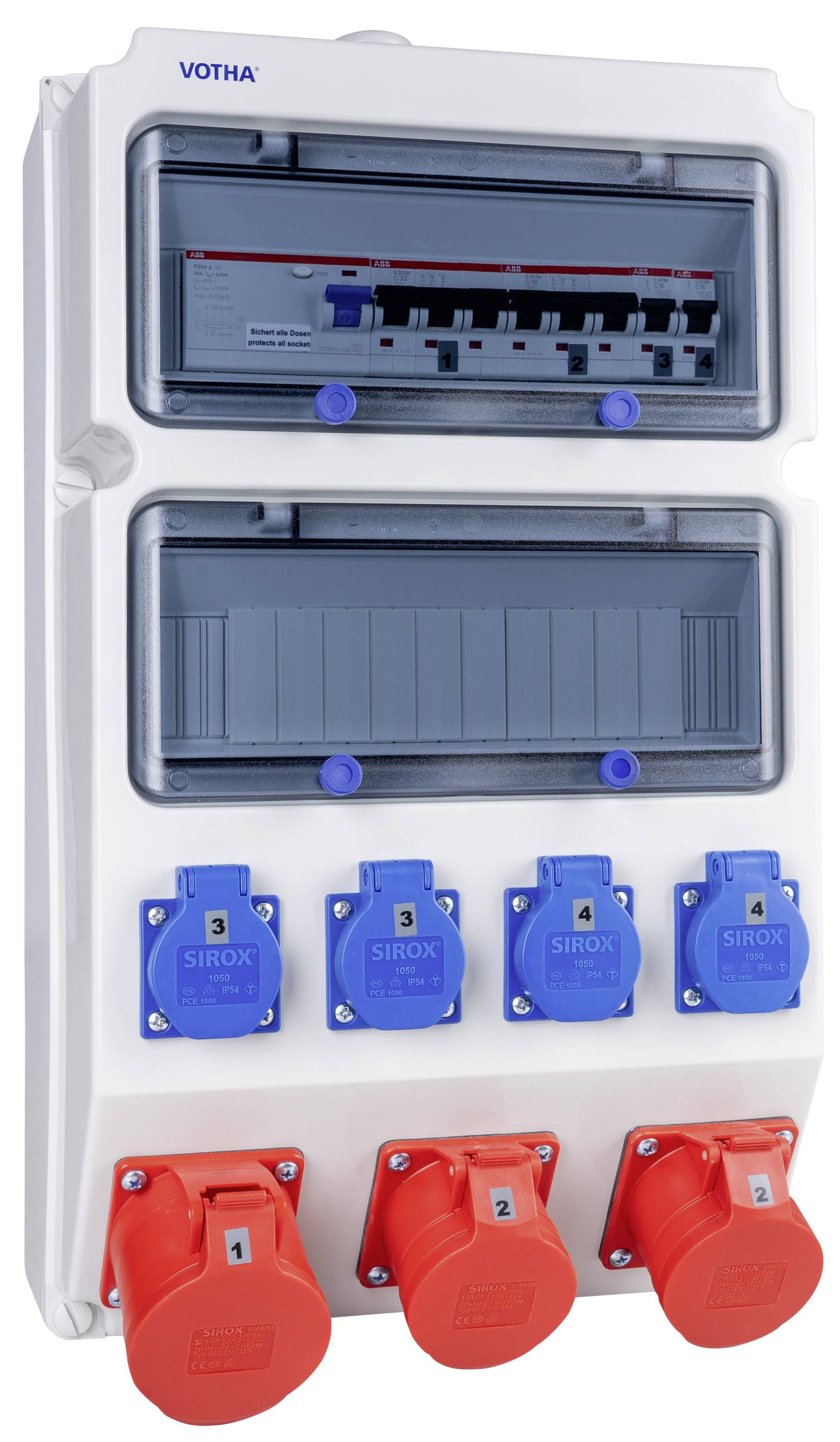 Elektrisches Verteilpanel mit Schutzschaltern, zwei abgedeckten Fächern, vier blauen Steckdosen mit der Bezeichnung Sirox und drei roten Industriesteckdosen mit den Nummern 1 und 2.