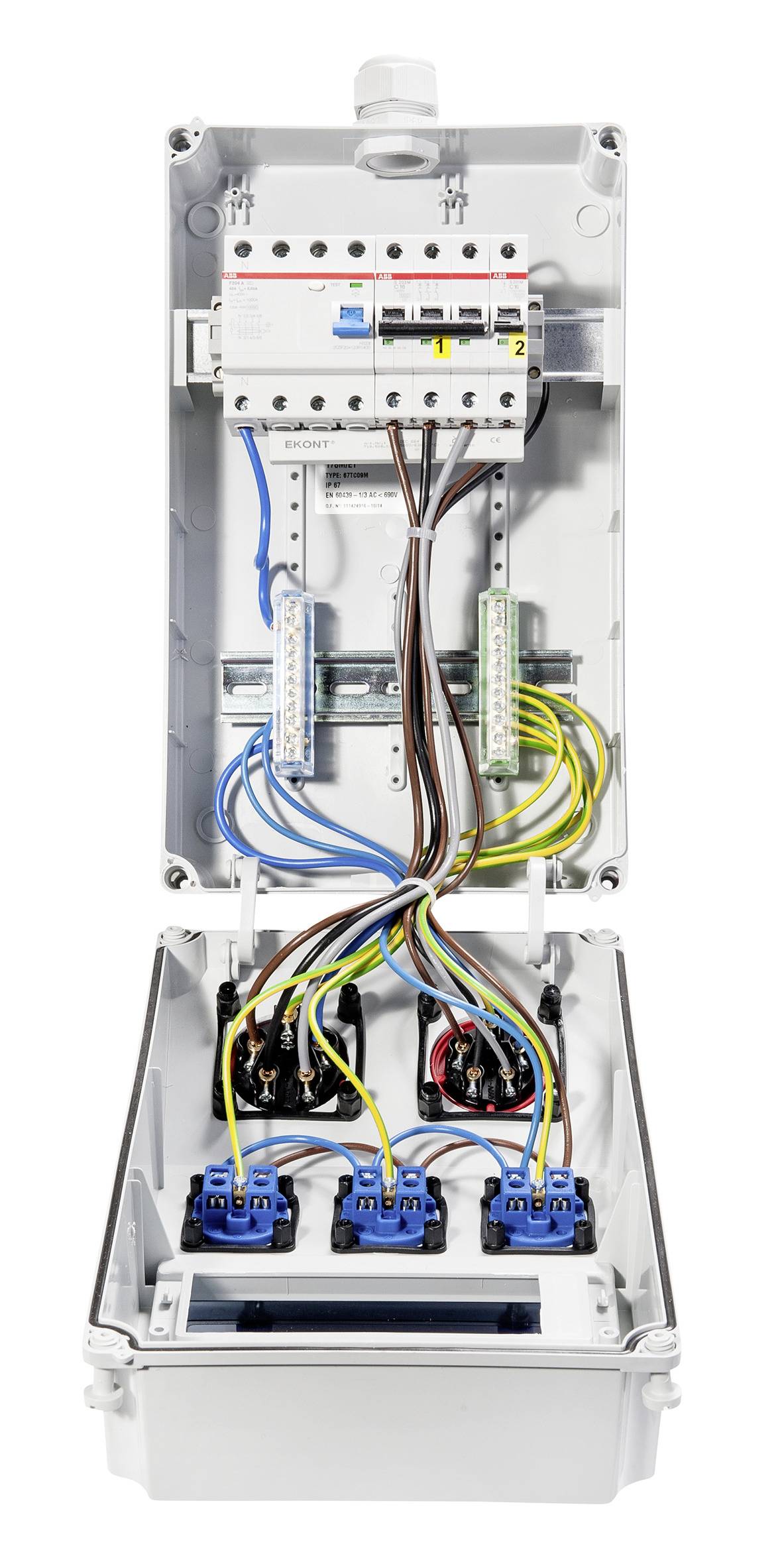 Offener elektrischer Verteilerkasten mit Schaltern, Verdrahtung und Anschlussleisten; das untere Fach zeigt verbundene Kabel und Komponenten.