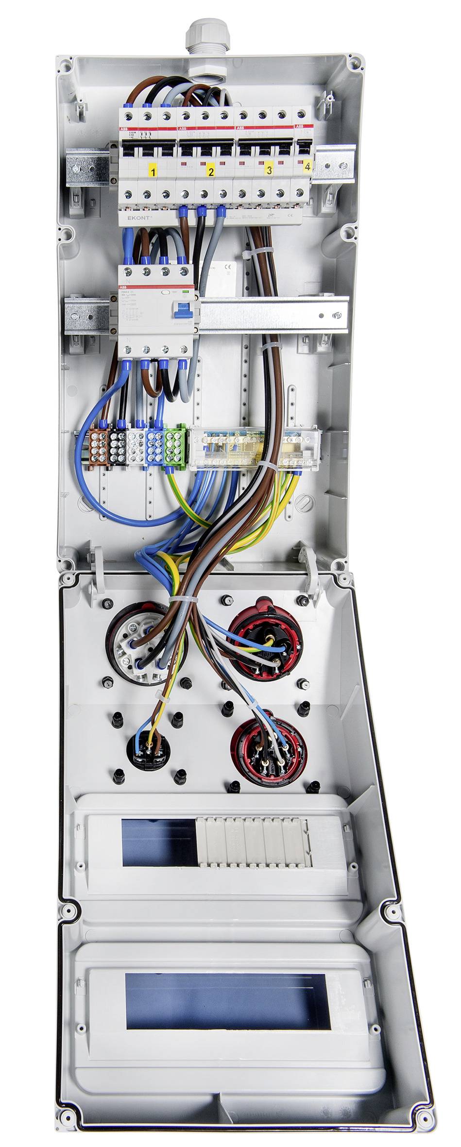 Offenes Elektroschaltschrank mit Leistungsschaltern, Relais, Verdrahtung und zwei Anzeigemodule montiert in einem Metallgehäuse.