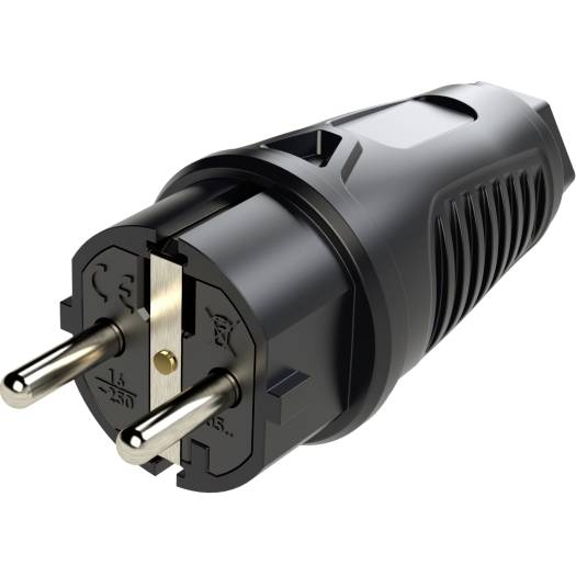 Schwarzer europäischer zweipoliger Elektroadapter auf weißem Hintergrund, angewinkelt, um die Metallkontakte und das belüftete Gehäuse zu zeigen.