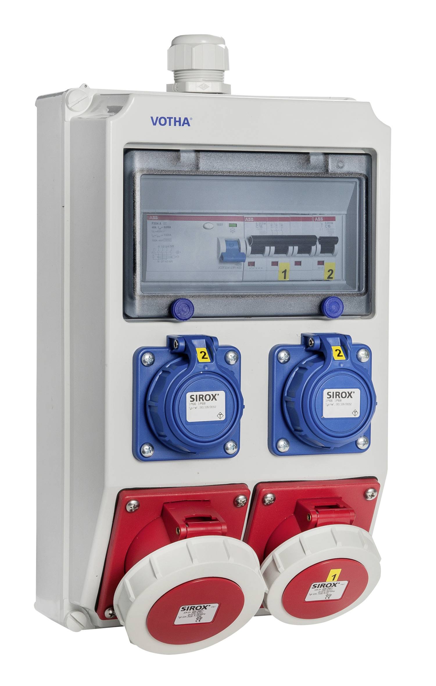Elektrischer Verteilerkasten mit transparentem Deckel, zwei blauen Steckdosen und zwei roten Industrie-Steckern auf weißem Hintergrund.