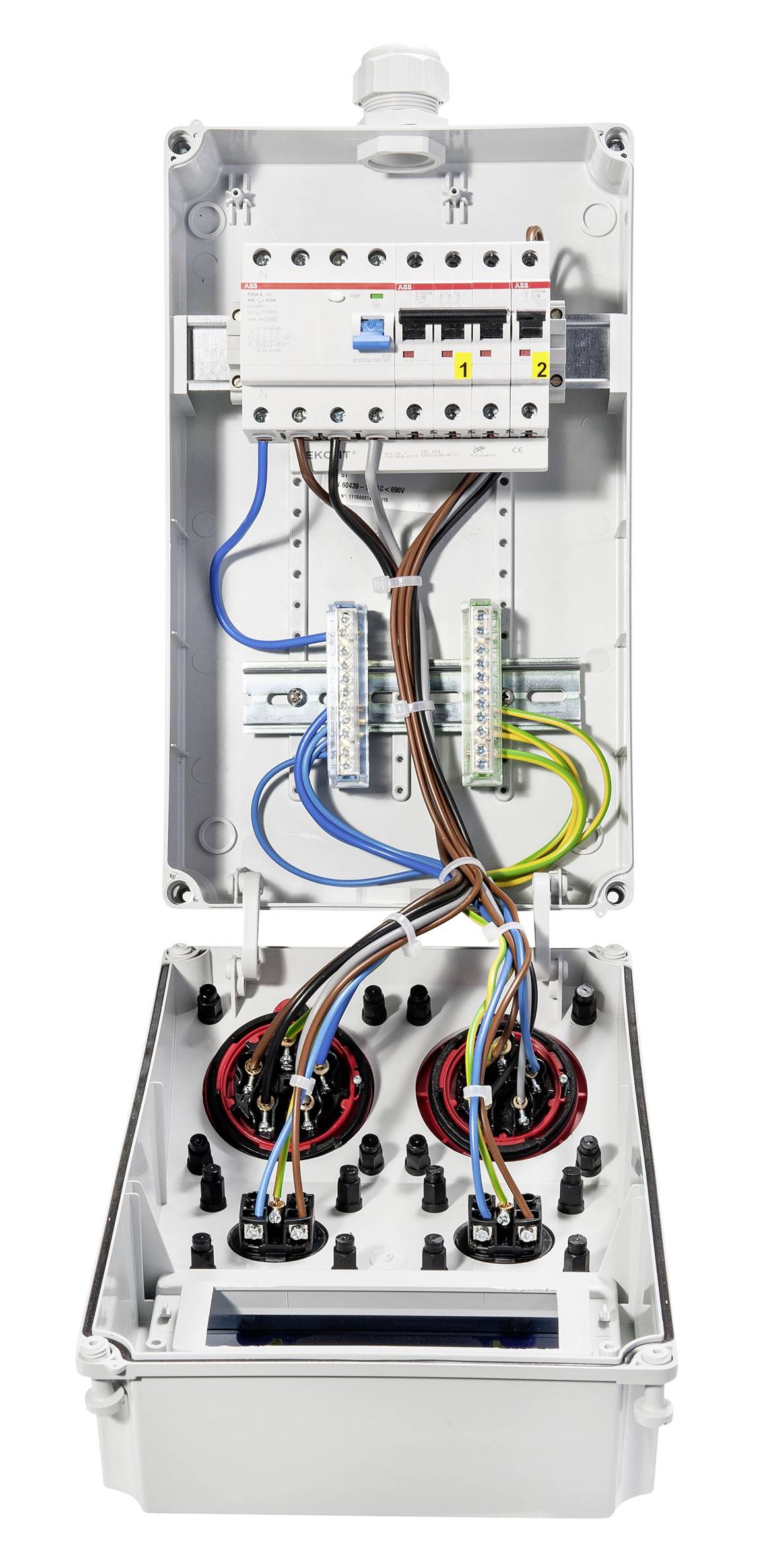 Offene elektrische Verteilerdose mit Leistungsschalter und darin angeschlossenen Drähten, mit zwei unteren Kabeleinführungsöffnungen und Klemmleisten.