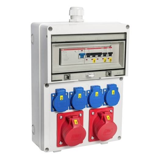 Elektrischer Verteilungskasten mit Leitungsschutzschaltern und mehreren roten und blauen industriellen Steckdosen auf der Frontplatte.