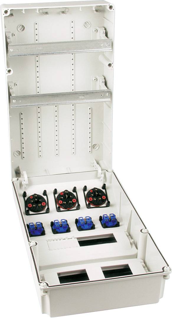 Offene weiße elektrische Schaltschrank mit Schwingtür, Montageschienen und vier blauen Anschlussblöcken sowie drei schwarzen Lüftereinheiten im Inneren.