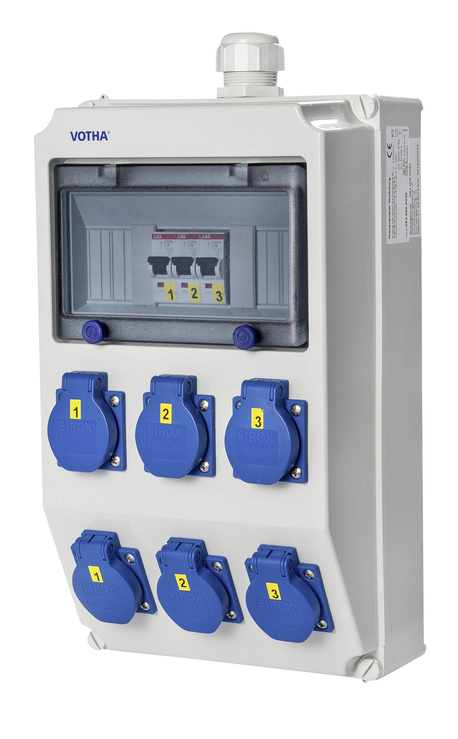 Weiße VOTHA-Stromverteilungsbox mit transparentem Fenster, sechs blauen nummerierten Steckdosen und oberer Kabelverschraubung für Stromverbindungen.