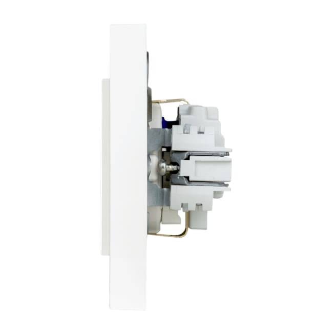 Seitenansicht eines weißen wandmontierten elektrischen Schalters oder Dimmers mit sichtbarer Montagehardware vor einem weißen Hintergrund.