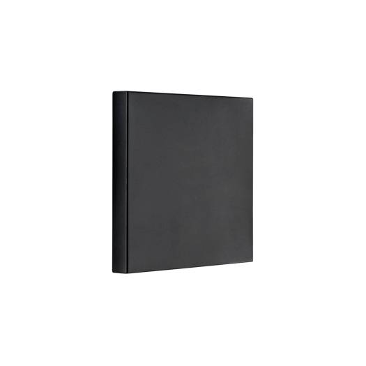 Schwarzer quadratischer Ordner oder Portfolio, aufrecht auf weißem Hintergrund stehend.