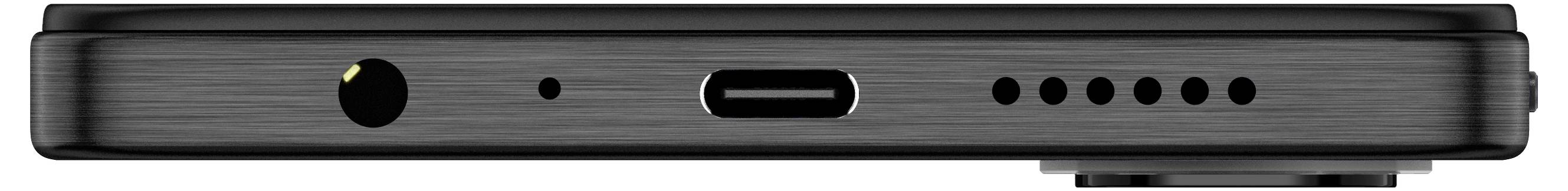Seitenansicht einer schwarzen Laptop-Kante, die einen USB-C-Anschluss, eine Kopfhörerbuchse, ein kleines Mikrofon-Loch und Belüftungsöffnungen zeigt.
