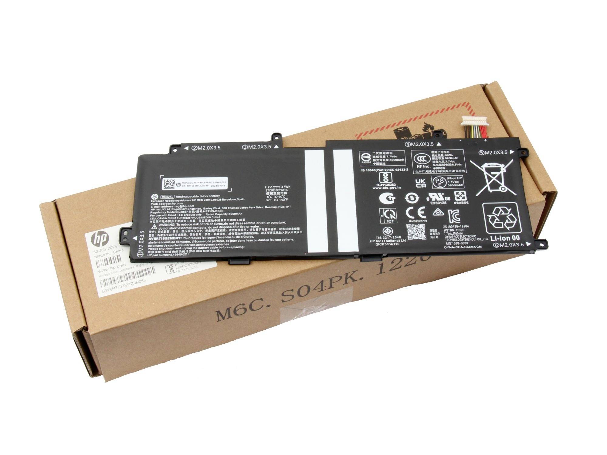 Laptop-Akkupack auf einer Pappschachtel, mit sichtbarer HP-Verpackung und Zertifizierungsetiketten.