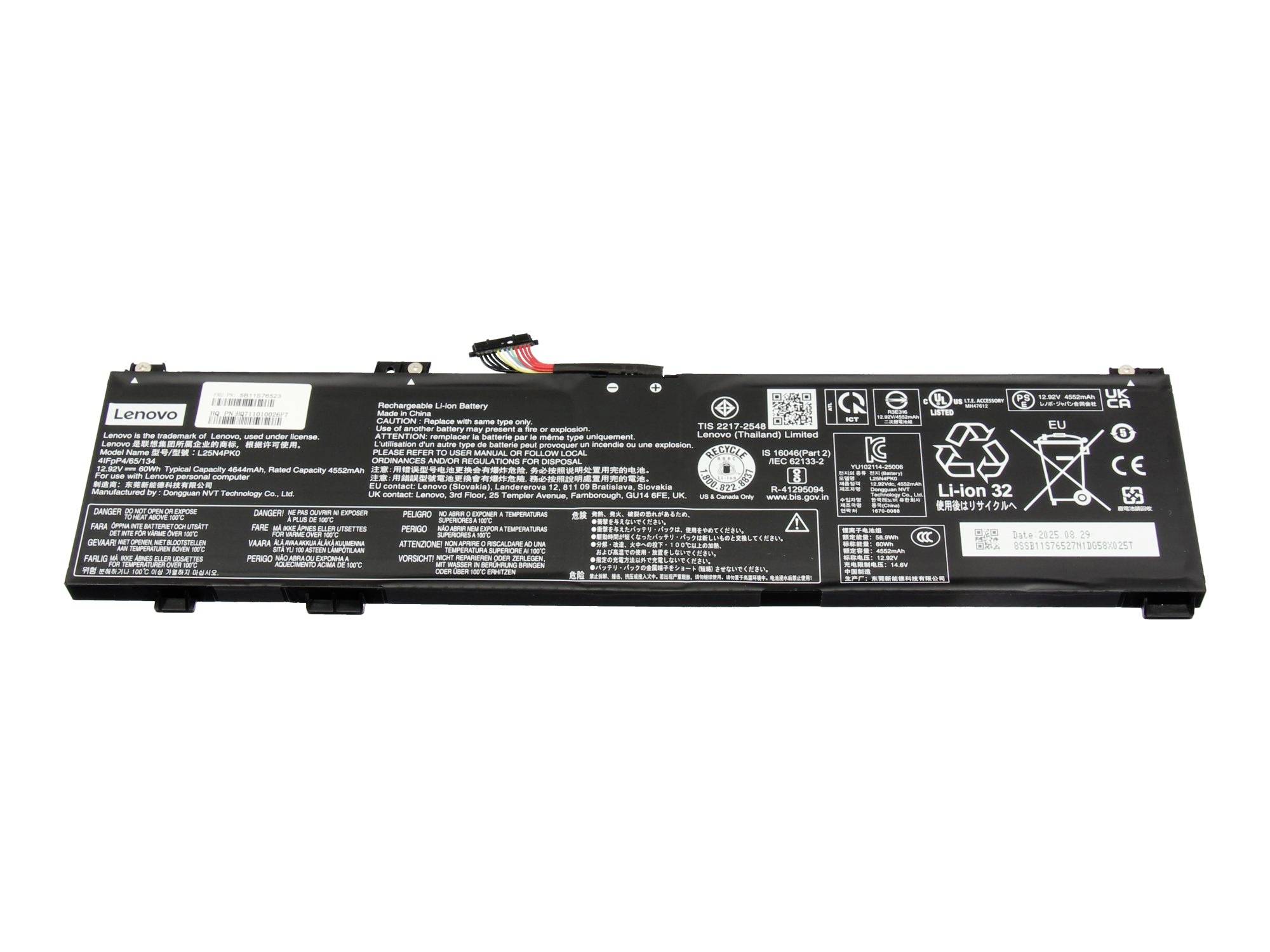 Lenovo Laptop-Akku mit angeschlossenen Stromkabel und Sicherheitsaufklebern auf weißem Hintergrund.