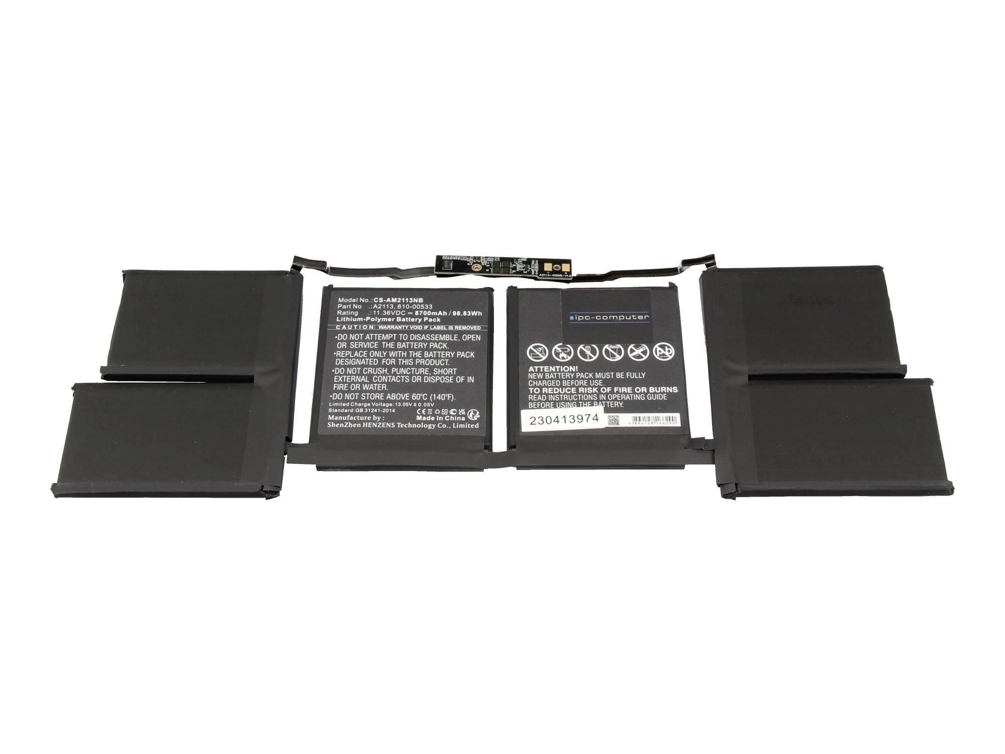 Flache schwarze Laptop-Batterie mit mehreren rechteckigen Zellen und einem kleinen Steckverbinder auf weißem Hintergrund.