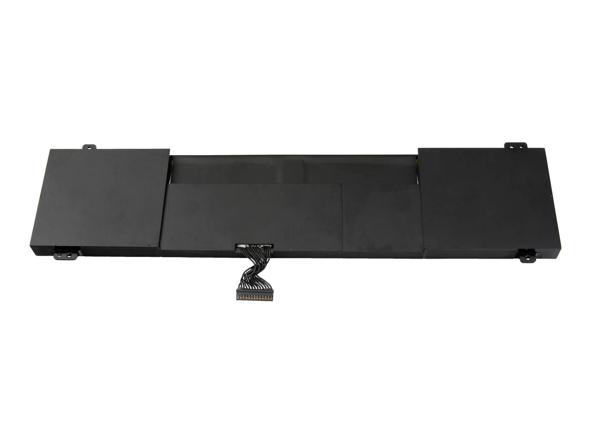 Schwarzes rechteckiges elektronisches Batteriepack mit angeschlossenem Verbindungskabel auf weißem Hintergrund.