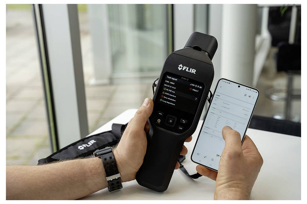 Person, die eine FLIR-Wärmekamera und eine Smartphone-App nebeneinander nutzt, wahrscheinlich um Wärmebildeinstellungen zu betrachten und zu steuern.
