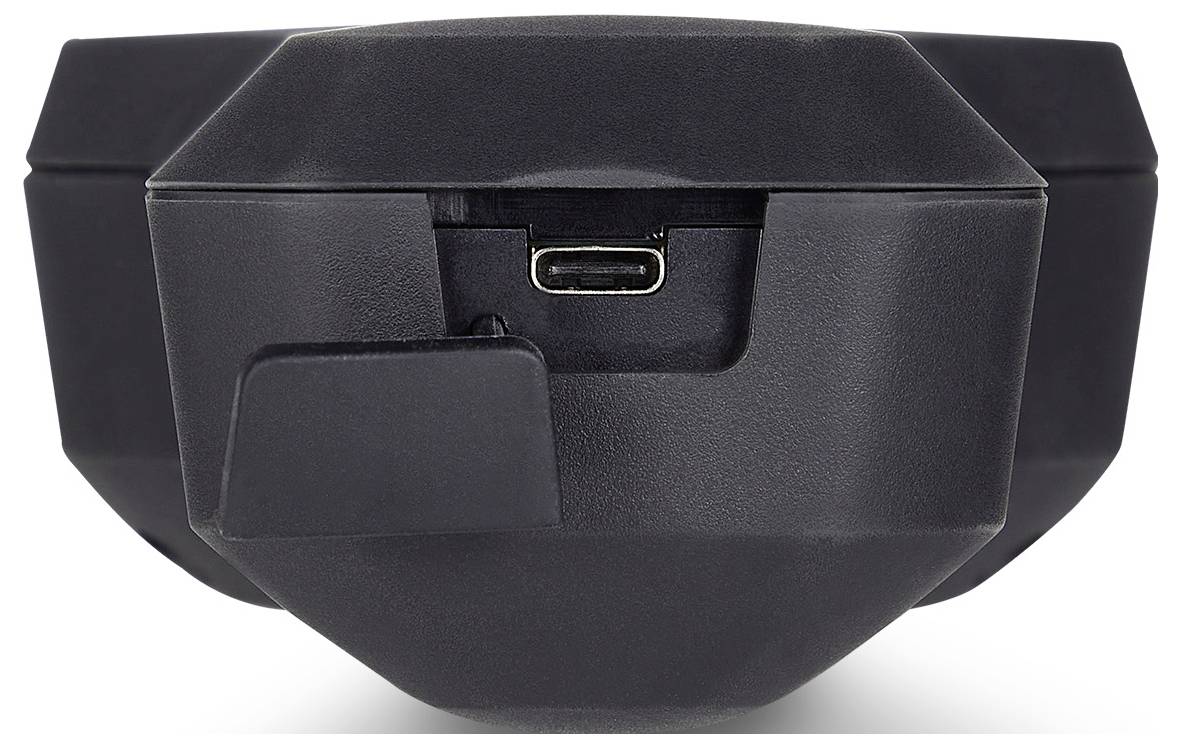 Schwarzes elektronisches Gerät mit einem zentrierten USB-C-Anschluss und einer kleinen vorderen Klappe oder Abdeckung auf einem kastenförmigen, matten Gehäuse.