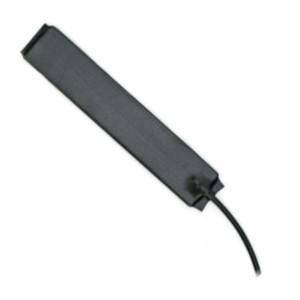 Eine schlanke schwarze rechteckige elektronische Komponente mit einem kurzen angeschlossenen Kabel, gezeigt auf weißem Hintergrund.