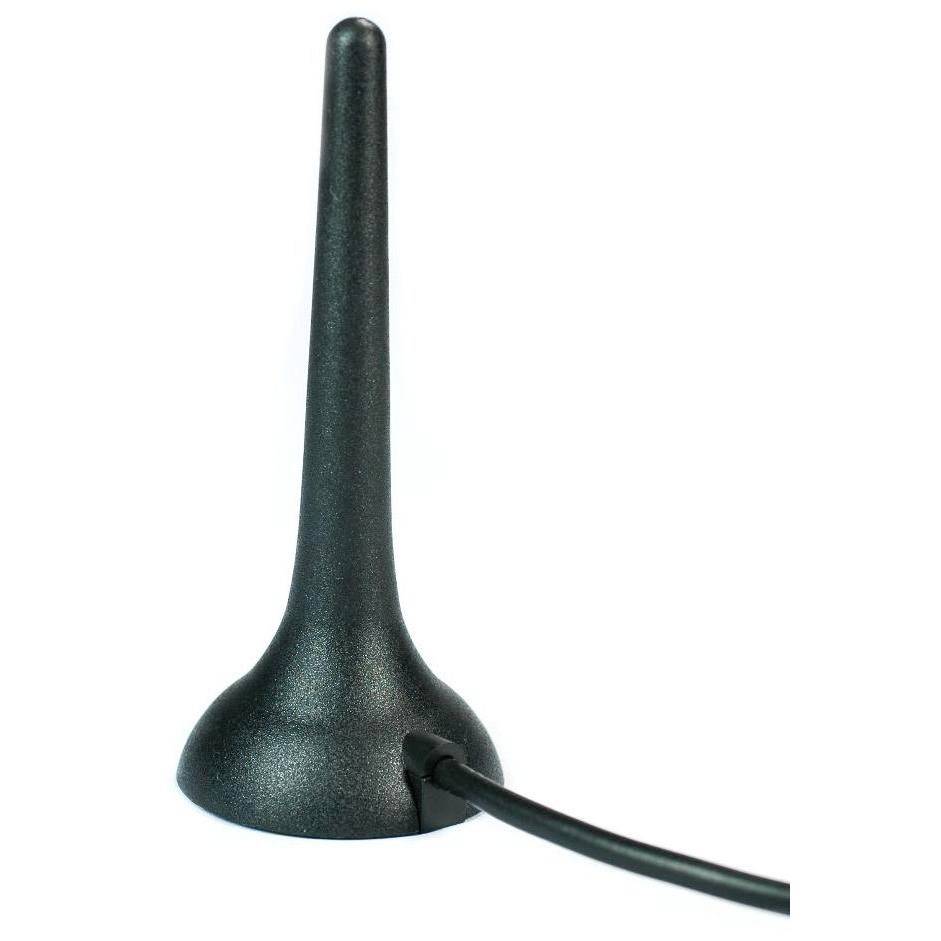 Schwarze Autoantennen mit einem hohen, schlanken Mast und runder Basis, verbunden mit einem Kabel auf einfachem weißem Hintergrund.