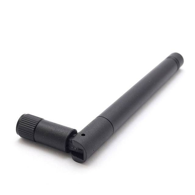 Schwarze einstellbare Antenne mit gelenkiger Basis auf weißem Hintergrund.