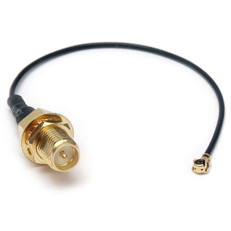 Schwarzes koaxiales Antennenkabel mit vergoldetem SMA-Stecker an einem Ende und winzigem Schnappverbinder am anderen Ende
