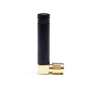 Schwarze stummelförmige Antenne mit einem goldfarbenen Winkelstecker auf weißem Hintergrund.