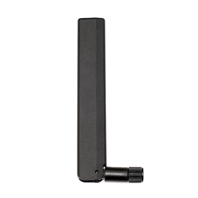 Schwarze rechteckige Antenne mit einem Steckanschluss im rechten Winkel am unteren Ende auf weißem Hintergrund.